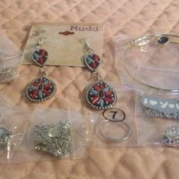 15 Jewelry plus 5? This & that 20 items you will receive A GREAT BUNDLE DEAL - Picture 4 of 16